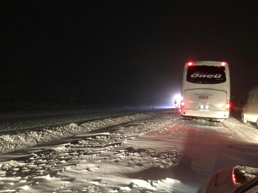 Kar Yağışı Aksaray- Nevşehir Karayolunu Kapattı
