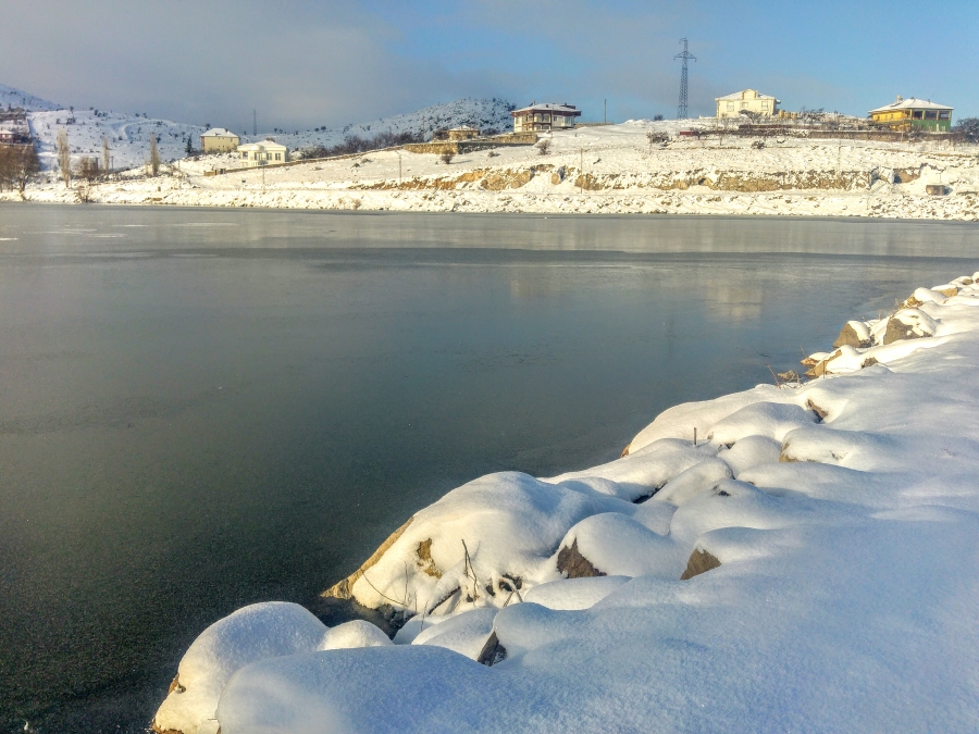 Aksaray,eksi 12 dereceyi gördü!Gölet buz tuttu