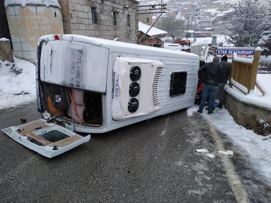 Diyaliz hastalarını taşıyan minibüs devrildi: 3 yaralı