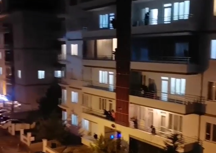 Sağlık çalışanları balkonlardan alkışlandı