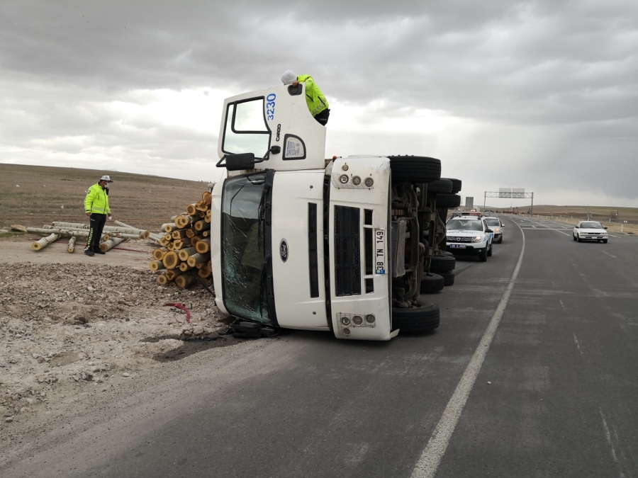 Aksaray’da tomruk yüklü kamyon devrildi: 1 yaralı