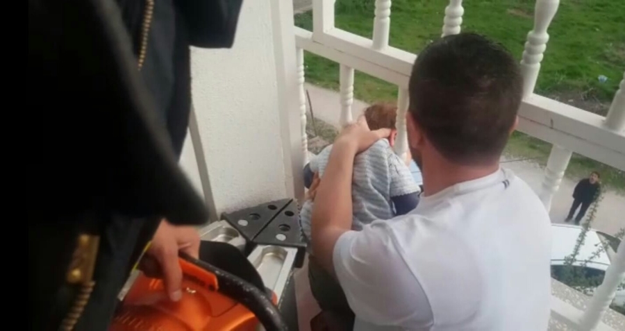 Kafası balkon demirine sıkışan çocuk itfaiye ekiplerince kurtarıldı