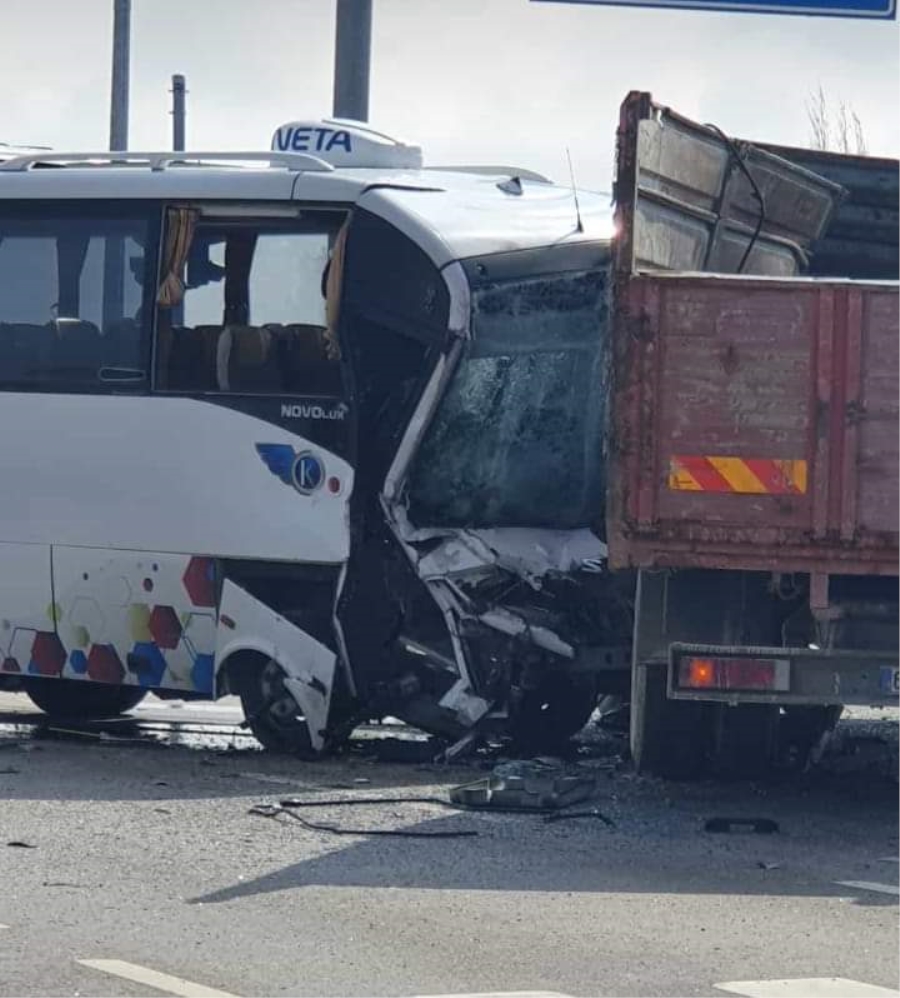 Otobüs ile kamyon çarpıştı:2 yaralı