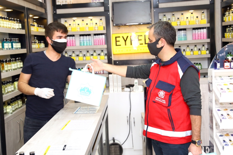 Aksaray Belediyesi esnaflara maske ve eldiven dağıttı