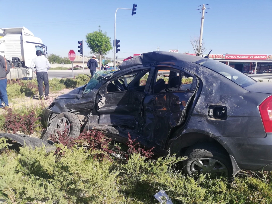 Otomobil ile minibüs çarpıştı:1 ölü 1 yaralı