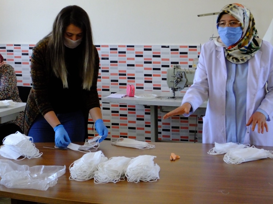 Aksaray’da gönüllü kursiyer ve kadınlar maske üretimi yapıyor