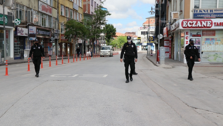Aksaray’da sokaklar görev yapan polislere kaldı