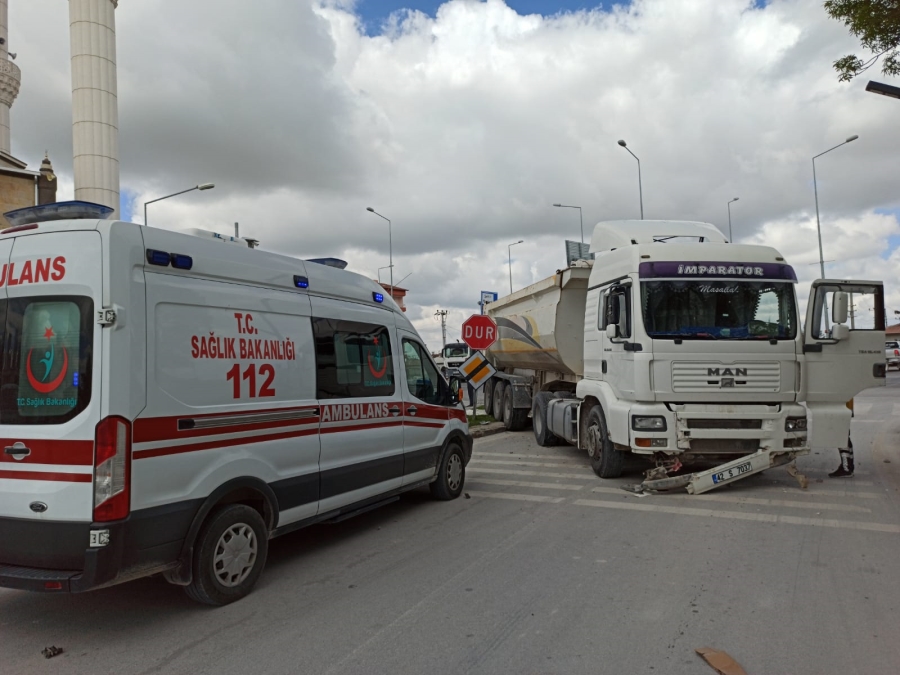 Aksaray’da kamyonet ile tır çarpıştı: 2 yaralı