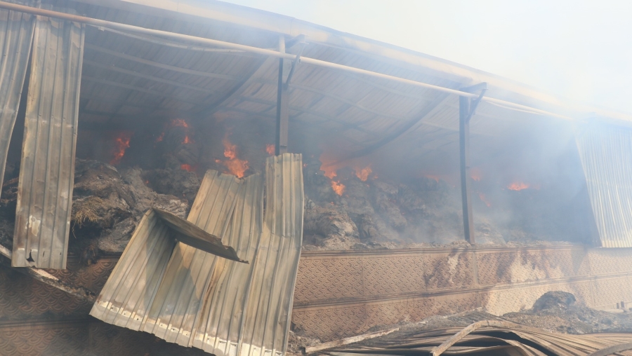 Aksaray’da yem fabrikası ve yonca deposu yanmaya devam ediyor