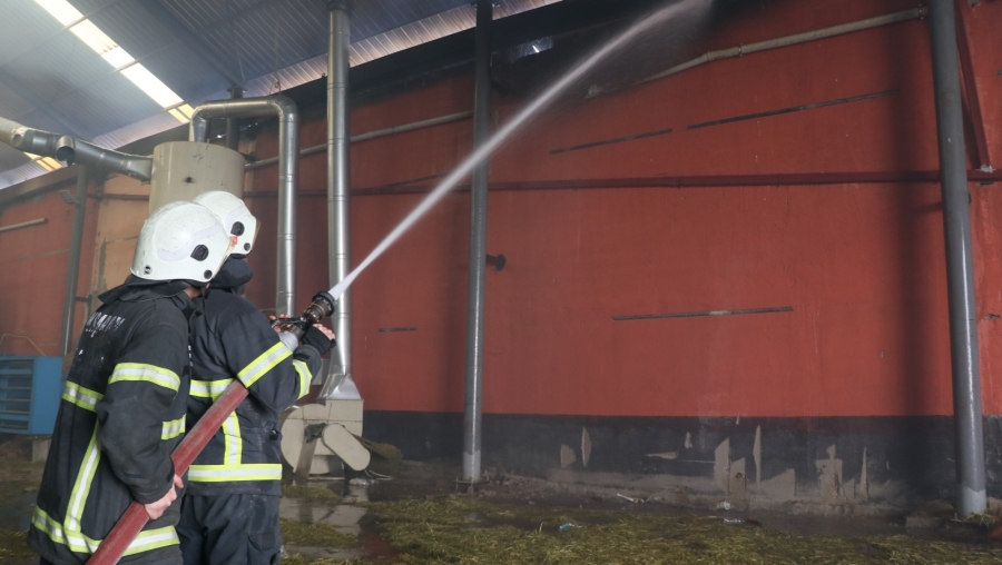 Aksaray’da yanan fabrika 26. saatinde halen alevlere teslim