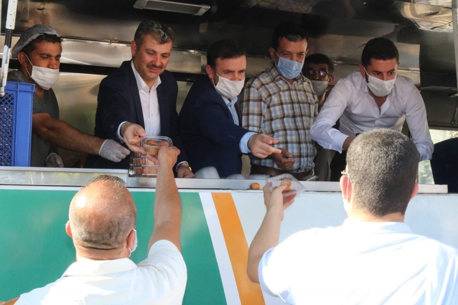 Ayasofya’nın tekrar ibadete açılmasının ardından Aksaray’da vatandaşlara lokma dağıtıldı
