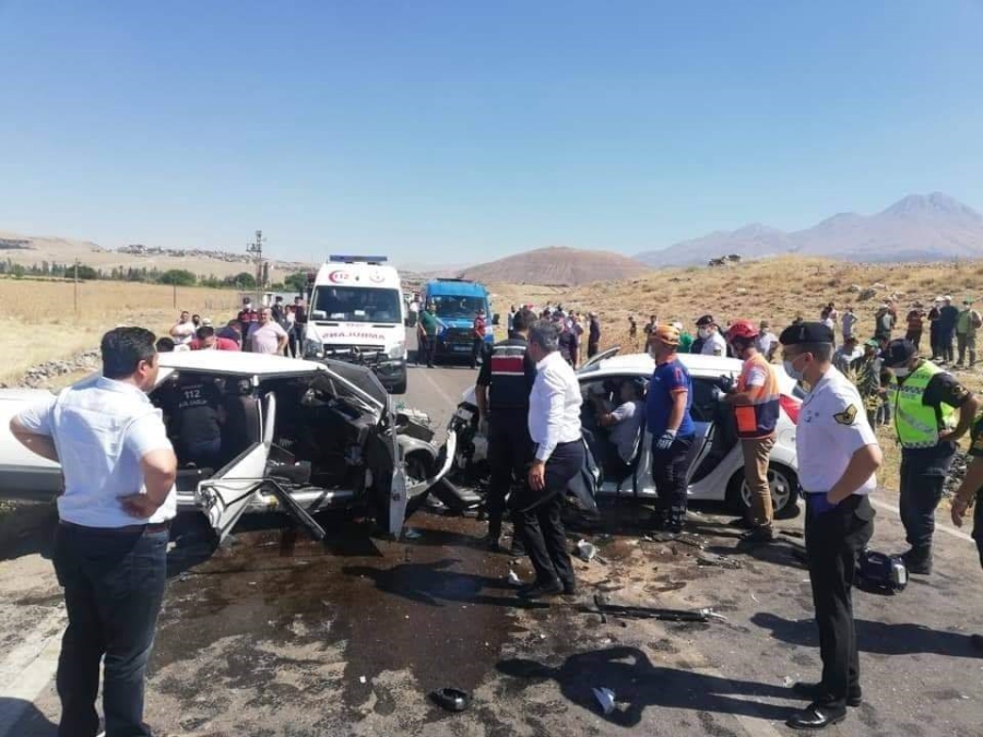 Aksaray’da iki otomobil kafa kafaya çarpıştı: 1’i ağır 4 yaralı