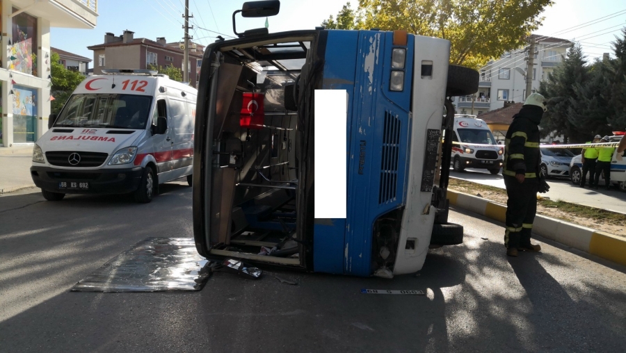 Aksaray’da işçi servisi  ile otomobil çarpıştı: 18 yaralı