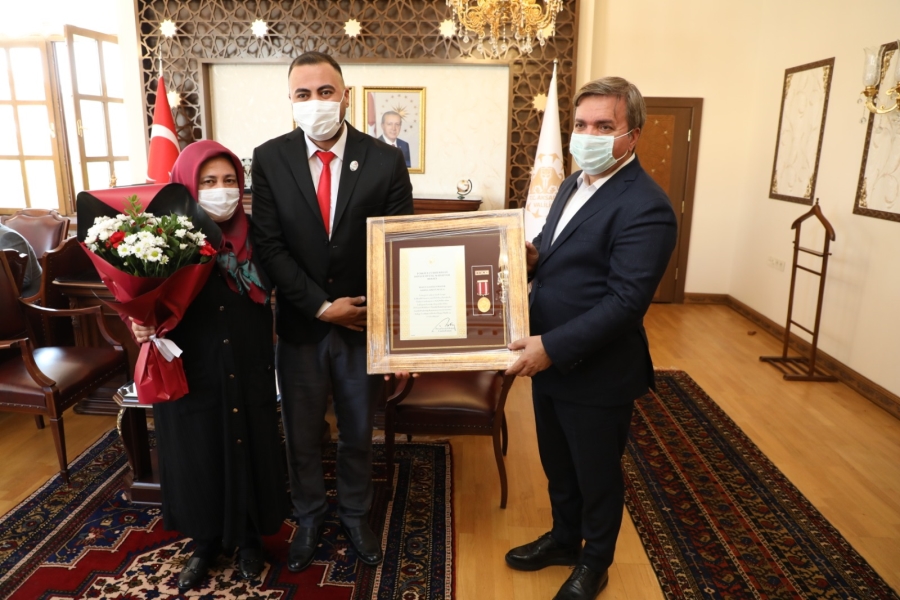 Şehit yakınları ve gazilere Devlet Övünç Madalyası takdim edildi