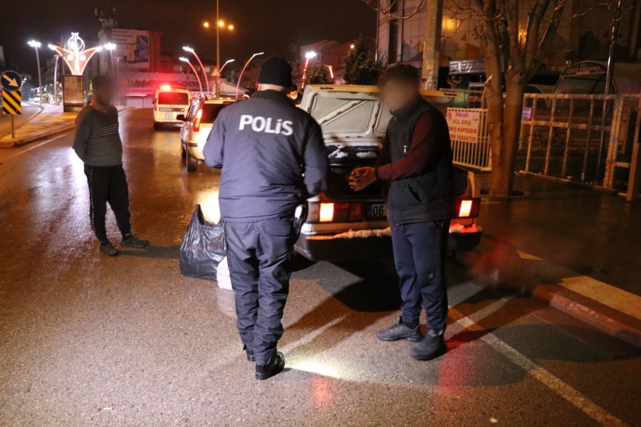 Aksaray’da maskesiz, ehliyetsiz, kimliksiz olarak 230 paket kaçak sigara ile yakalandı