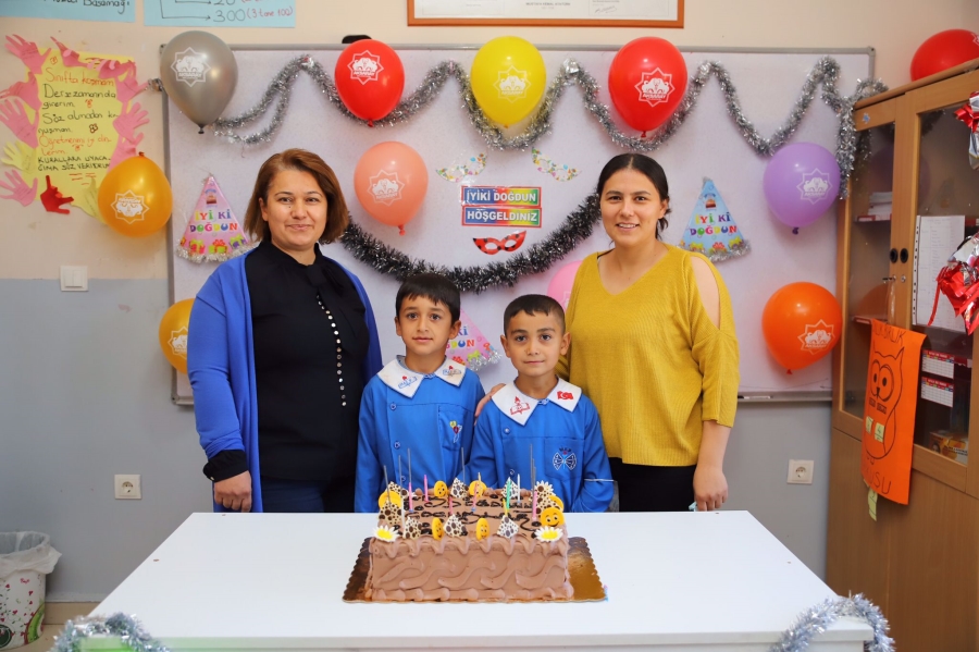 Köy okulundaki çocuklara doğum günü sürprizi