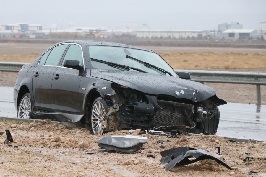 Kaygan zeminde otomobil refüje çarptı: 2 yaralı
