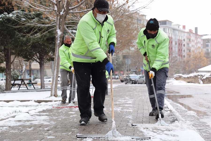 Aksaray Belediyesi karla mücadele ekipleri çalışmalarını sürdürüyor