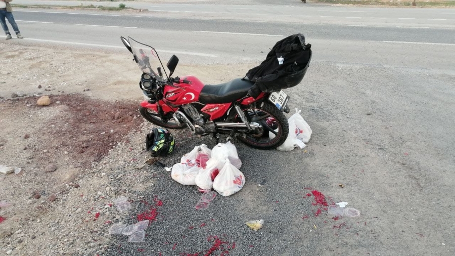 Motosikletli kurye sipariş yetiştirirken kaza yaptı