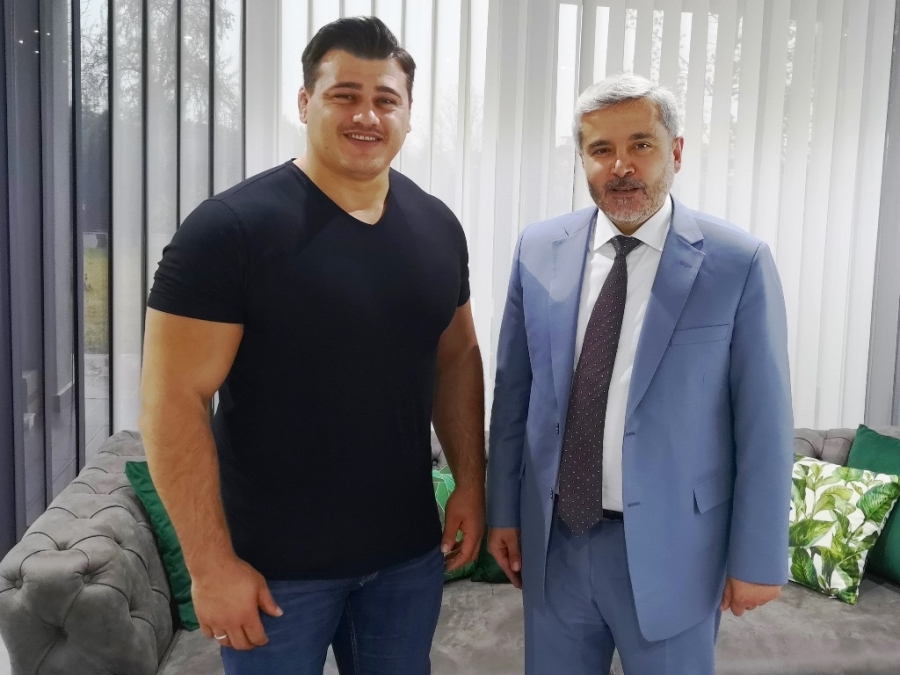 Rektör Şahin, ASÜ mezunu Milli Güreşçi Rıza Kayaalp’i tebrik etti