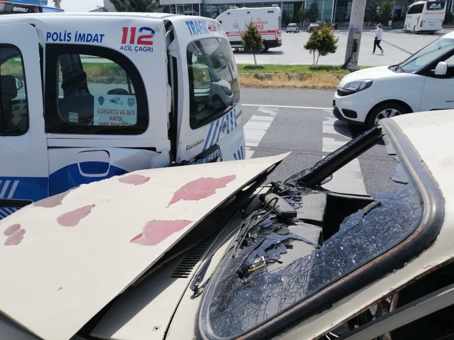 Polisten kaçarken polis aracına çarptı: 4 yaralı 