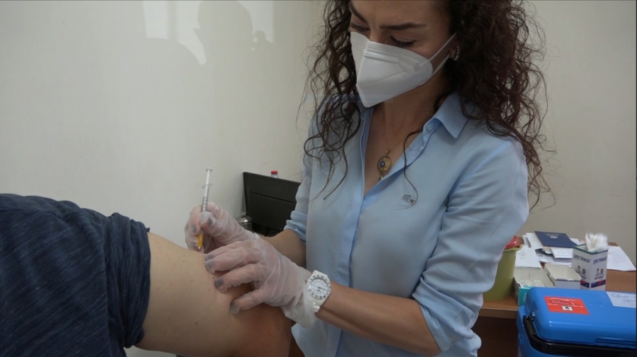Sağlıkçılar vatandaşın ayağına kadar gidip aşı yapıyor