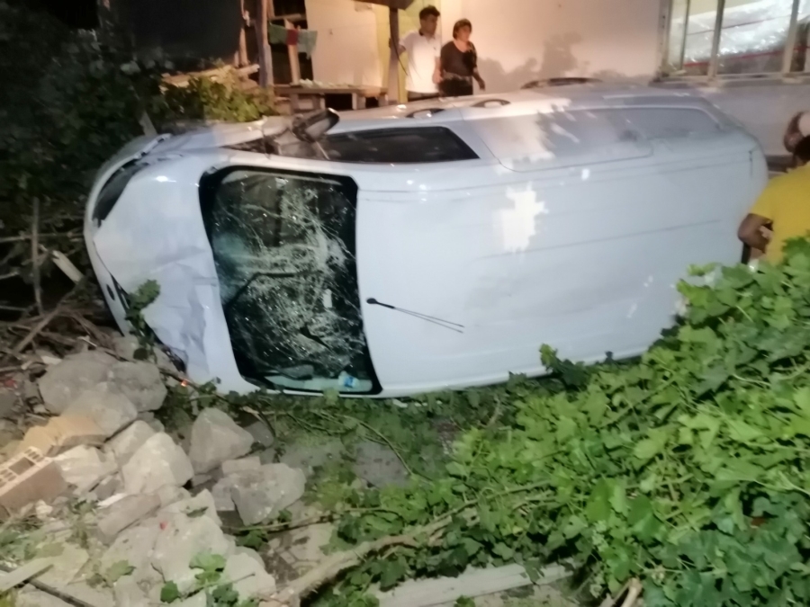 Otomobille çarpışan hafif ticari araç evin bahçesine uçtu