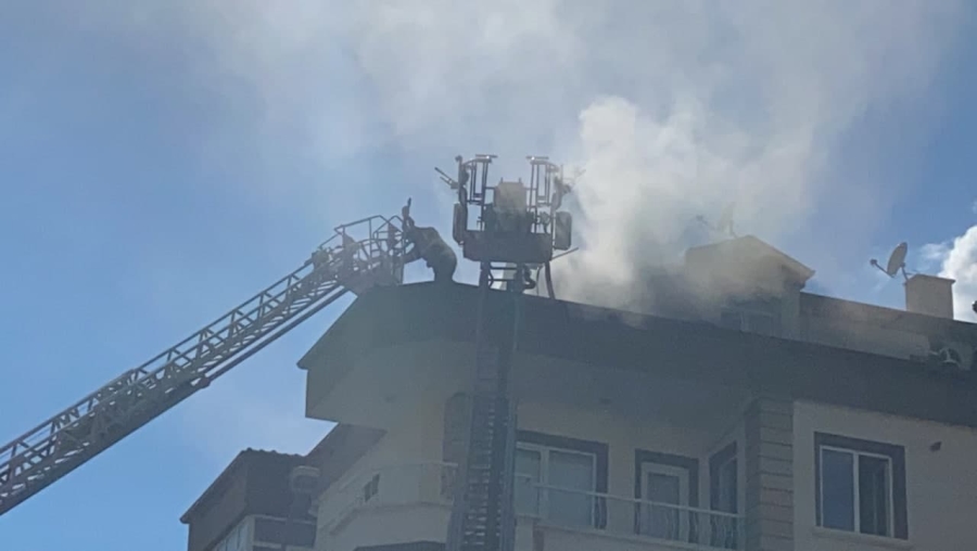 Binanın terasındaki yangın paniğe neden oldu