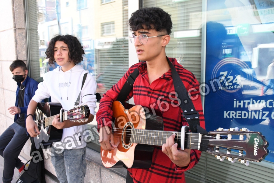Liseli gençler özgün müziği sokağa taşıdı