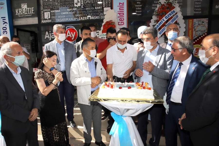 Aksaray FM,30.yılını pasta keserek kutladı
