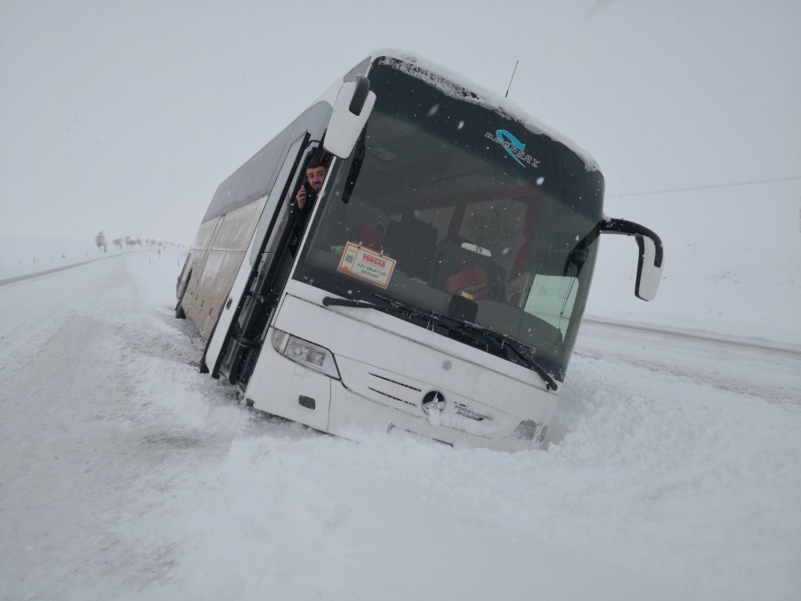 Yolcu otobüsü orta refüje düştü,şans eseri yaralanan olmadı