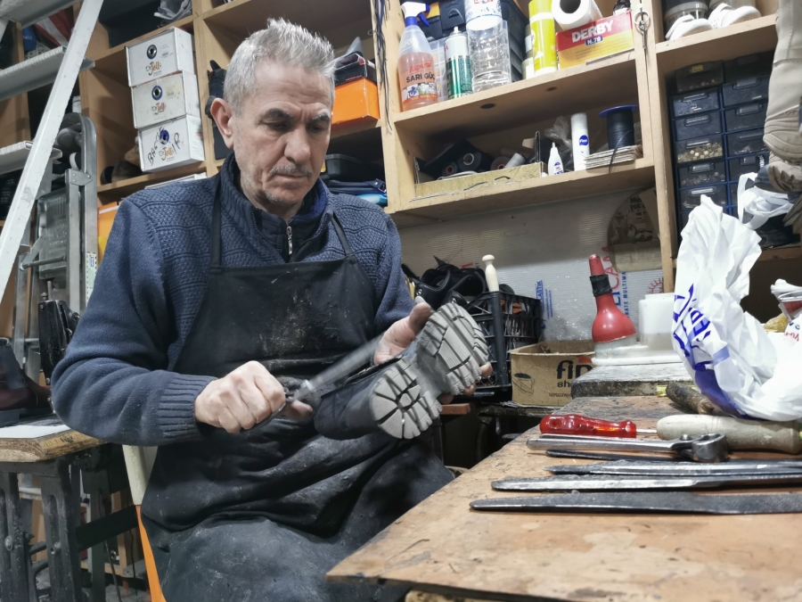 50 yıllık ayakkabı tamircisi mesleği devam ettirecek çırak bulamıyor