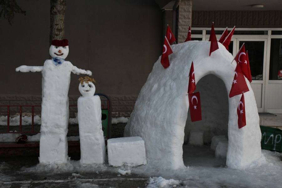 Yağan kardan iglo evleri yaptılar