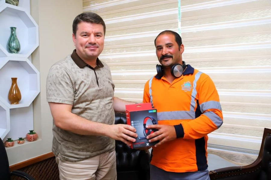 Temizlik işçisi Hamit Karakaya ödüllendirildi 