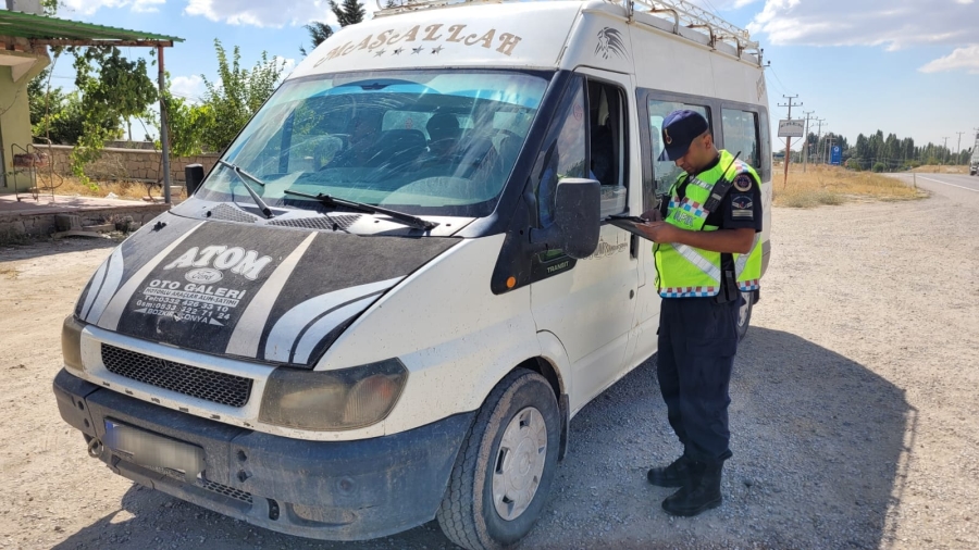 Aksaray Jandarmadan mevsimlik tarım işçisi taşımacılığı yapan araçlara denetim 