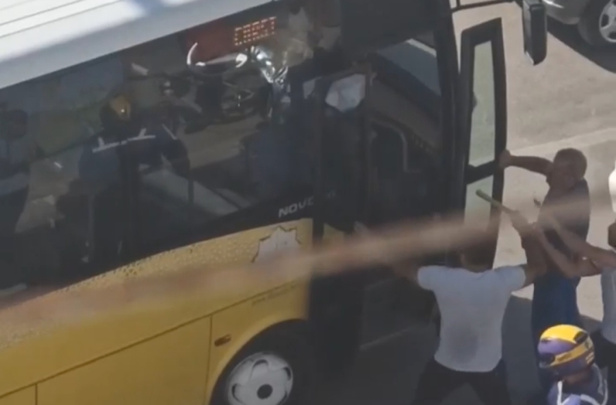 Yol verme kavgası: Otobüs şoförünü sopa ile darp etti