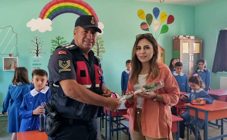 Aksaray Jandarma çocukların okul heyecanına ortak oldu 