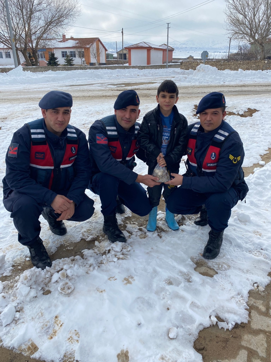  8 yaşındaki Ahmet, jandarma aracılığıyla kampanyaya destek oldu