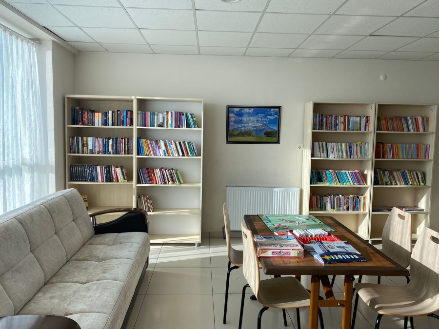 Aksaray Üniversitesi depremzedeler için kütüphane kurdu