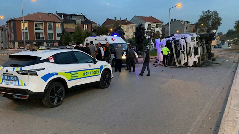 Kaldırımı ve koruma tellerini aşan TIR, tali yola düştü; şoför yaralandı