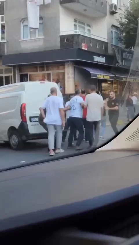 İstanbul - Sultangazi ve Gaziosmanpaşa’da tekmeli sopalı kavgalar kamerada 