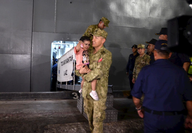 Türk vatandaşlarını taşıyan TCG Bayraktar, Mersin Limanı