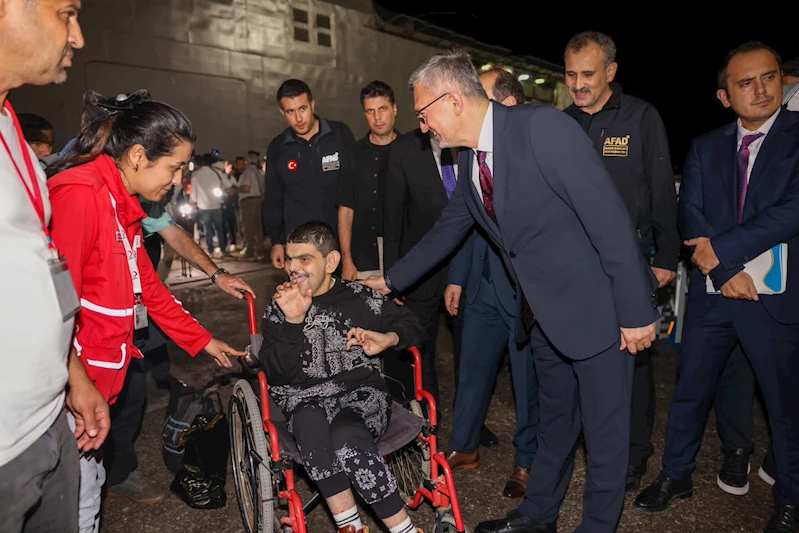 Türk vatandaşlarını taşıyan TCG Bayraktar, Mersin Limanı