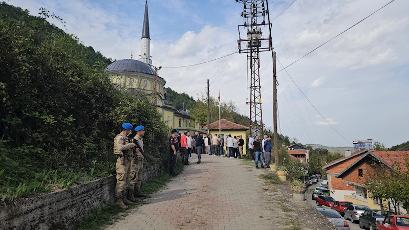 Öldürülen dayı ile yeğeninin cenazesinde jandarma timleri güvenlik önlemi aldı 