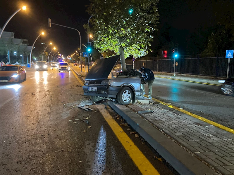 Ağaca çarpıp ikiye bölünen otomobilin yarısı karşı şeride geçti: 2 yaralı