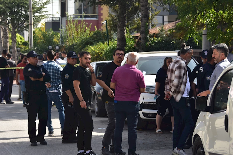 Sağlıkçılarla ihbara giden polis bıçaklandı; 33 suç kaydı olan saldırgan vurularak yakalandı (3)- Yeniden