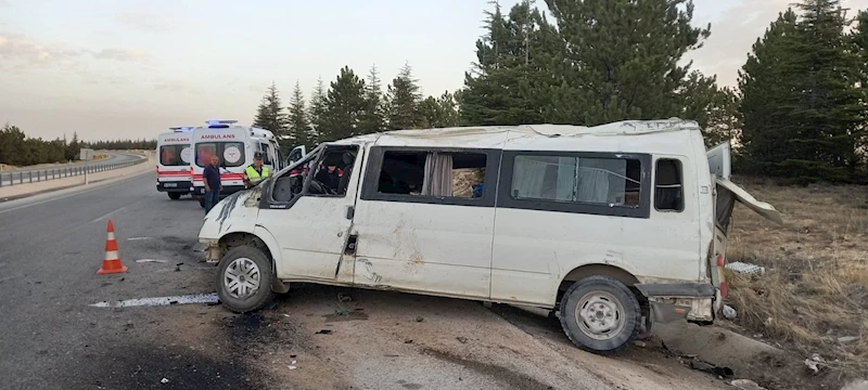 Tarım işçilerini taşıyan minibüs devrildi: 1