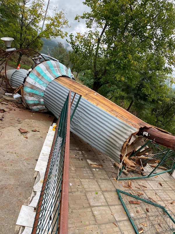 Caminin minaresi fırtınada devrildi, imamın otomobili zarar gördü