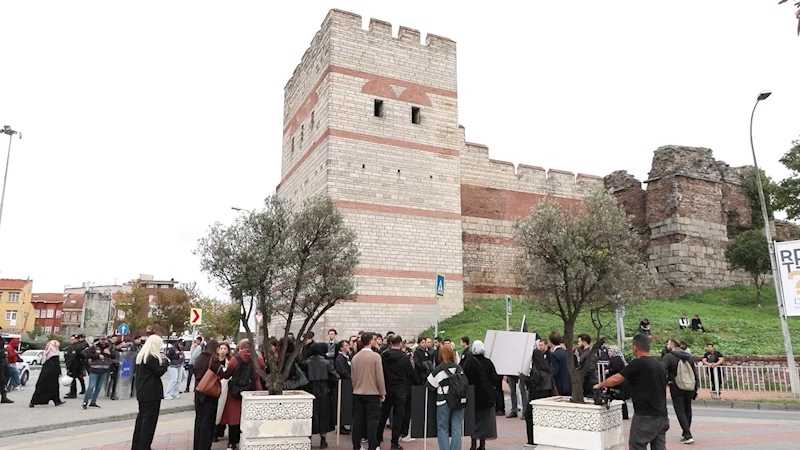 İstanbul-İkbal Uzuner ve Ayşenur Halil için Edirnekapı Surlarında 