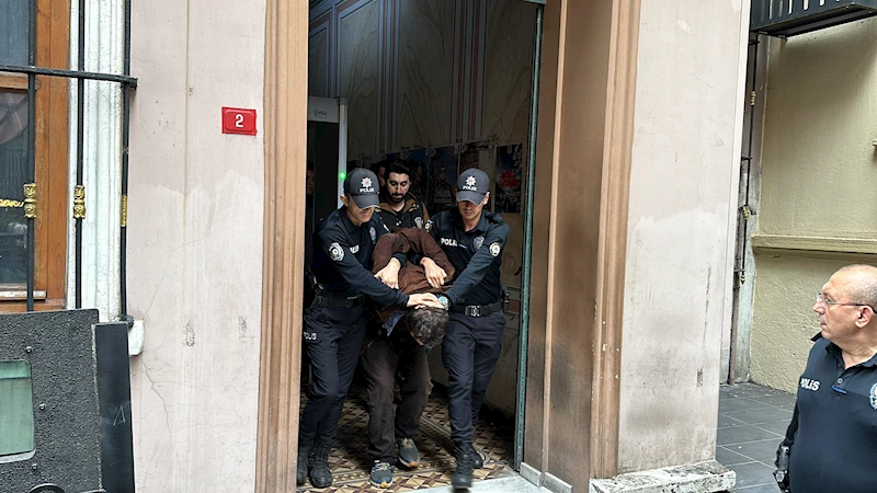 İstanbul - Beyoğlu’nda polise bıçakla saldıran şüpheli adliyeye sevk edildi